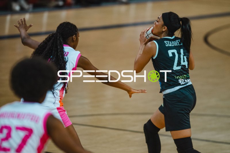 Oliana Squires (#24; Saarlouis Royals) im Sprungwurf gegen Ravens de Geneve