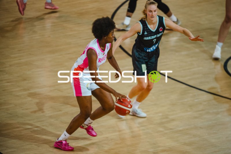 Jo Oly (#11; Saarlouis Royals) dribbelt gegen Ravens de Geneve