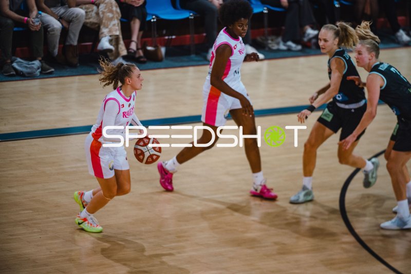 Caileigh Walsh (#12; Ravens de Geneve) mit Ball im Spielaufbau