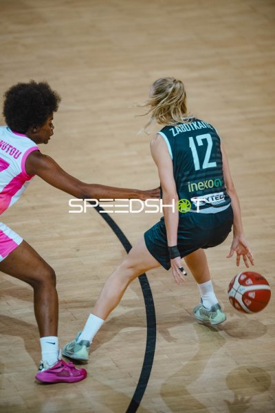 Egle Zabotkaite (#12; Saarlouis Royals) im Dribbling gegen Gegner