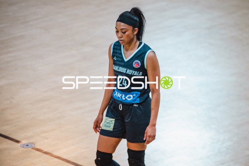 Oliana Squires (#24; Saarlouis Royals) in Spielpause