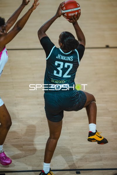 Jordyn Jenkins (#32; Saarlouis Royals) beim Sprungwurf