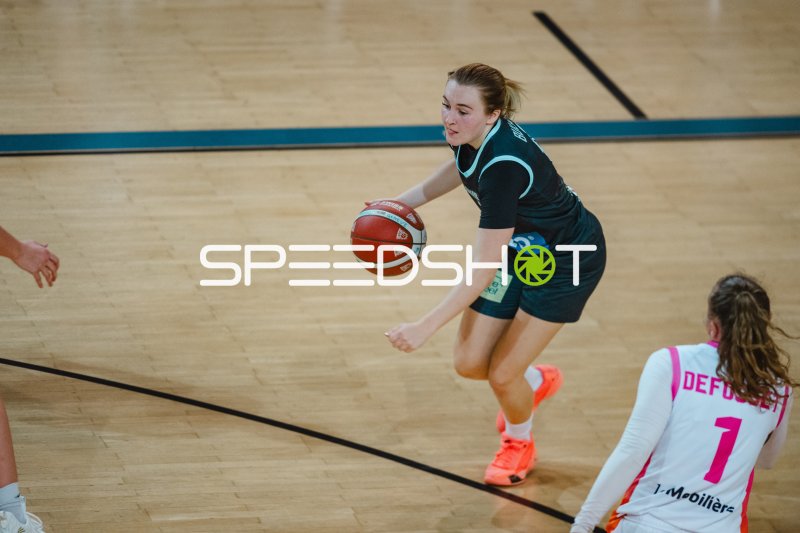 Elizabete Bulane dribbelt den Basketball in der Halle