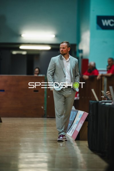 Trainer an der Seitenlinie im Pavillon des Sports du Bout-du-Monde