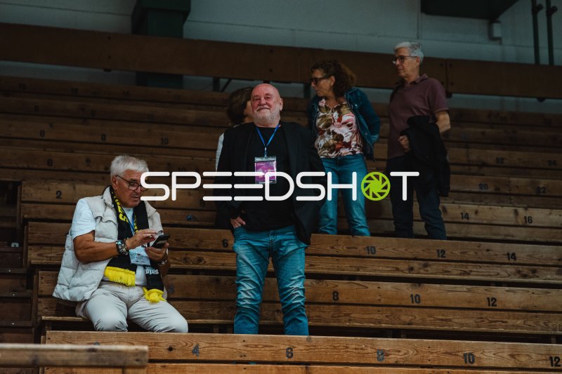 Offizielle und Gäste in der Tribüne des Pavillon des Sports, Genf