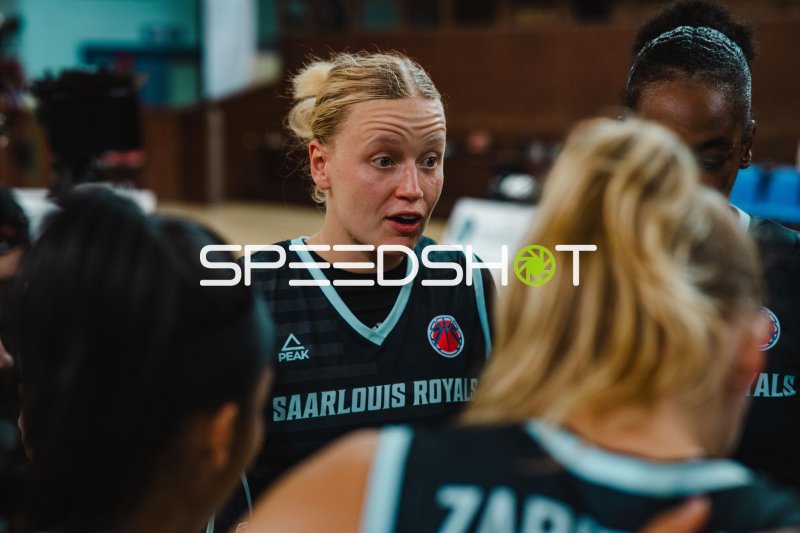 Emma Eichmeyer im Gespräch mit Teamkolleginnen