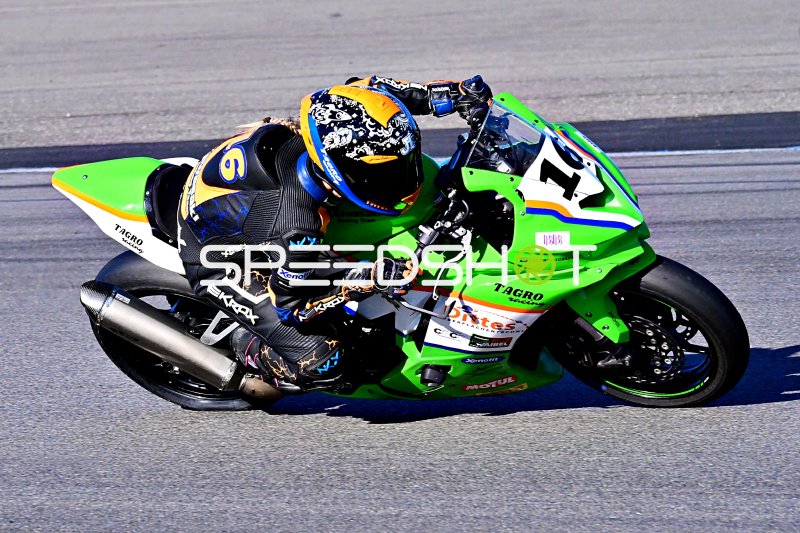 Kawasaki Ninja ZX-10R #11 und #9 im intensiven Zweikampf auf Hockenheim
