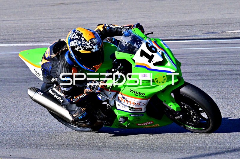 Motorrad #16 in Schräglage auf der Rennstrecke Hockenheim