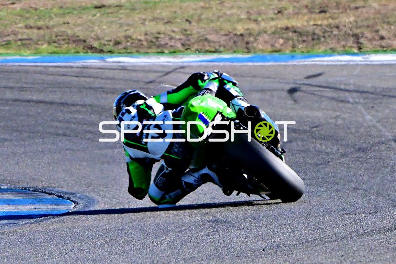 Motorradfahrer in Grün-Blau-Livery in Schräglage auf Hockenheim