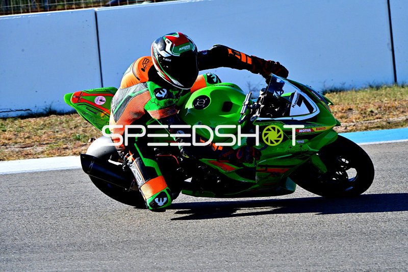 Kawasaki Ninja in Schräglage auf der Rennstrecke Hockenheim