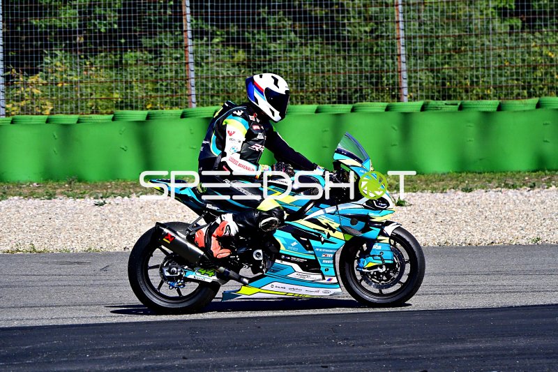 Motorradfahrer auf blau-gelb-schwarzem Supersportler in Hockenheim