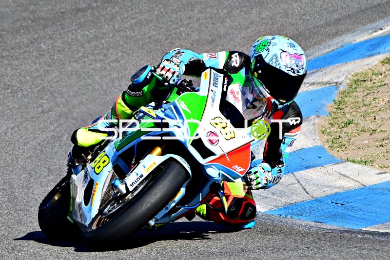 Motorrad #88 in aggressiver Schräglage auf der Rennstrecke Hockenheim