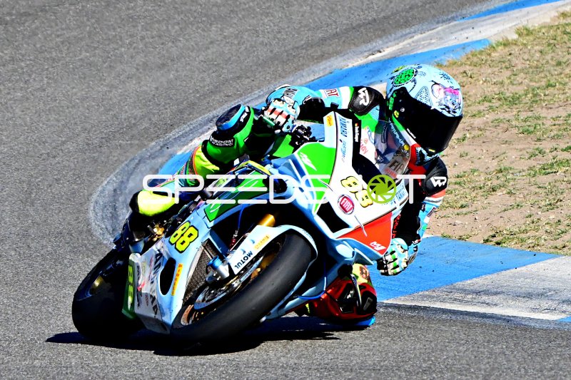 Motorrad #88 in Schräglage auf der Rennstrecke Hockenheim
