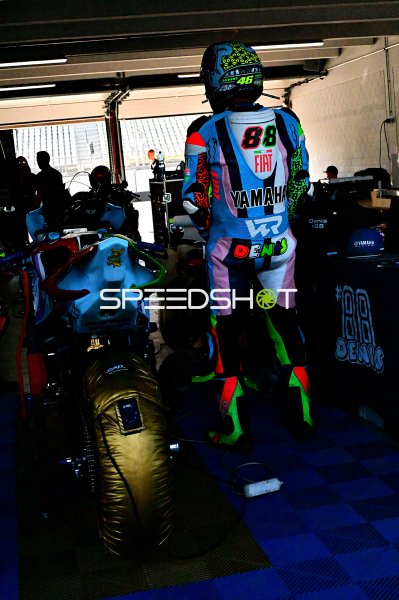 Motorrad-Fahrer #88 in der Garage von Hockenheim