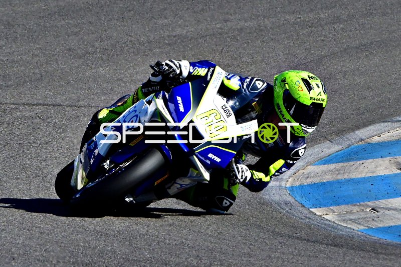 Motorrad #60 in Schräglage auf der Rennstrecke Hockenheim