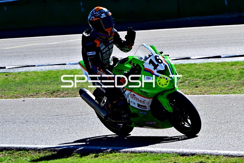 Motorrad #16 auf der Rennstrecke Hockenheim in dynamischer Schräglage