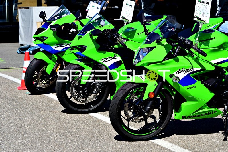 Kawasaki Ninja ZX-10R Motorräder in neongrün-blau auf der Rennstrecke Hockenheim