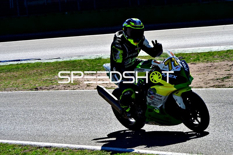 Kawasaki Ninja auf der Rennstrecke Hockenheim in Schräglage