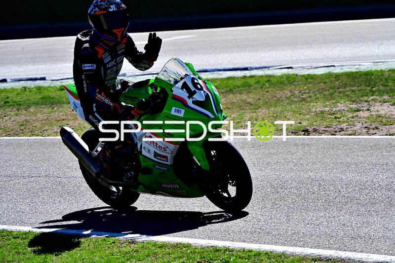 Motorrad #19 auf der Rennstrecke Hockenheim in Grün-Weiß-Blau