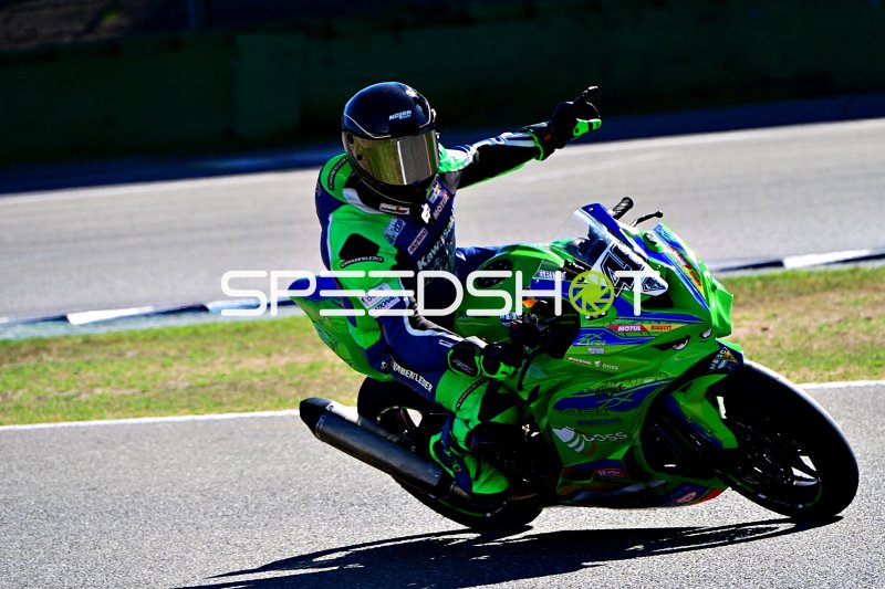 Kawasaki Ninja ZX-10R in Grün-Blau auf der Rennstrecke Hockenheim