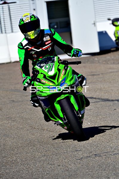 Motorrad #97 mit neongrüner Lackierung auf dem Paddock in Hockenheim