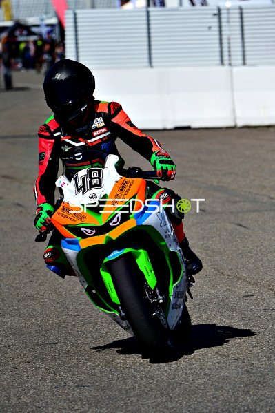 Motorrad #48 auf der Rennstrecke Hockenheim in voller Fahrt