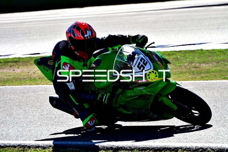 Kawasaki Ninja ZX-10R #22 in Schräglage auf der Rennstrecke Hockenheim