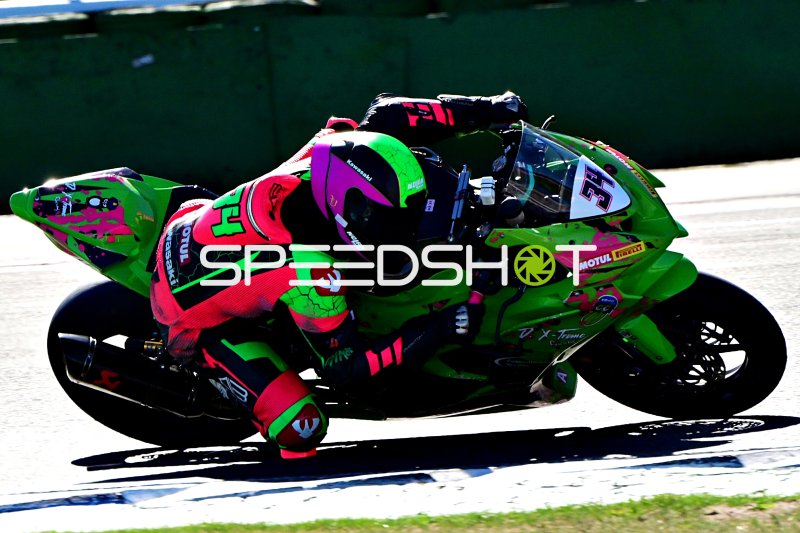 Kawasaki Ninja ZX-10R in neongrün-rot auf der Rennstrecke Hockenheim