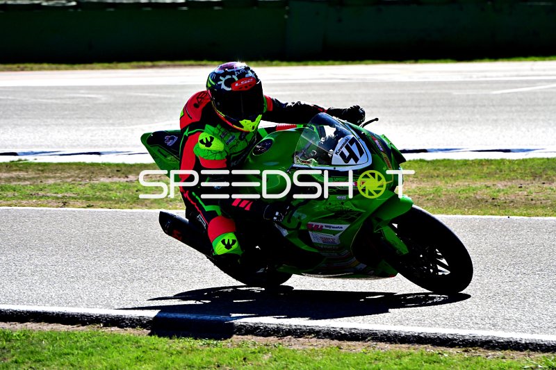 Kawasaki Ninja ZX-10R #77 in Schräglage auf der Rennstrecke Hockenheim