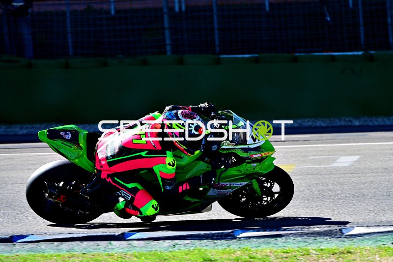 Kawasaki Ninja ZX-10R in Neongrün und Pink auf der Rennstrecke Hockenheim