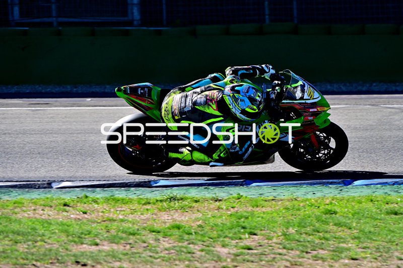 Kawasaki Ninja ZX-10R in Grün-Blau-Lackierung auf der Rennstrecke Hockenheim
