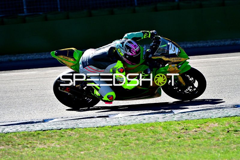Motorrad in Neongelb-Grün auf der Rennstrecke Hockenheim