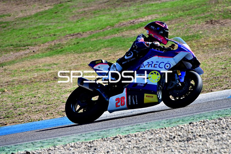 Motorrad #28 in Schräglage auf der Rennstrecke Hockenheim