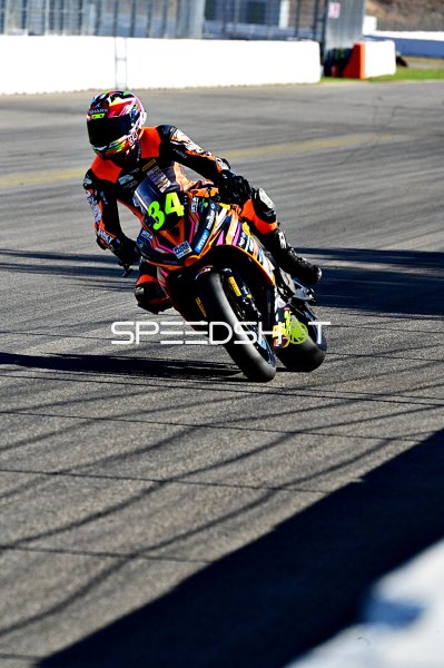 Motorrad #34 in Schräglage auf dem Hockenheimring