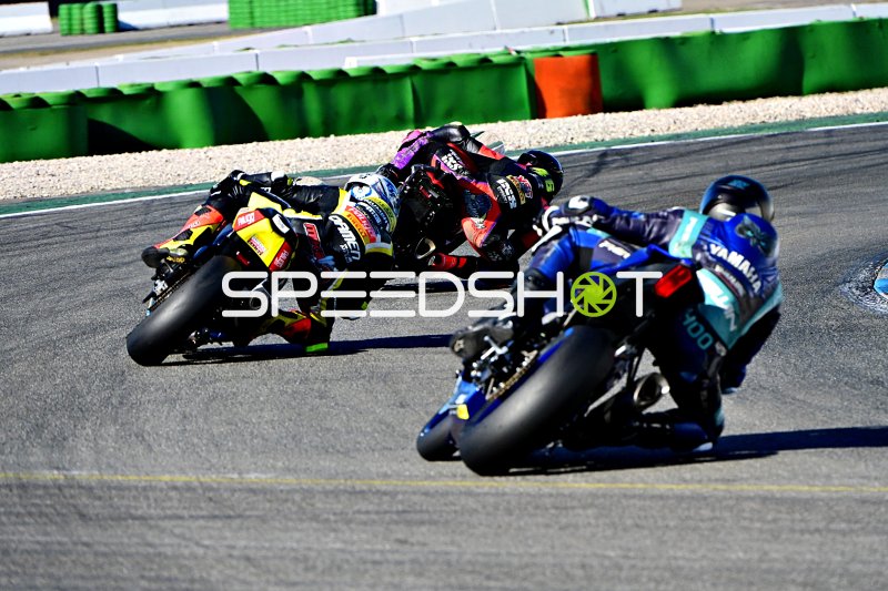 Motorrad-Rennaction auf Hockenheim mit mehreren Fahrern in Kurvenduell