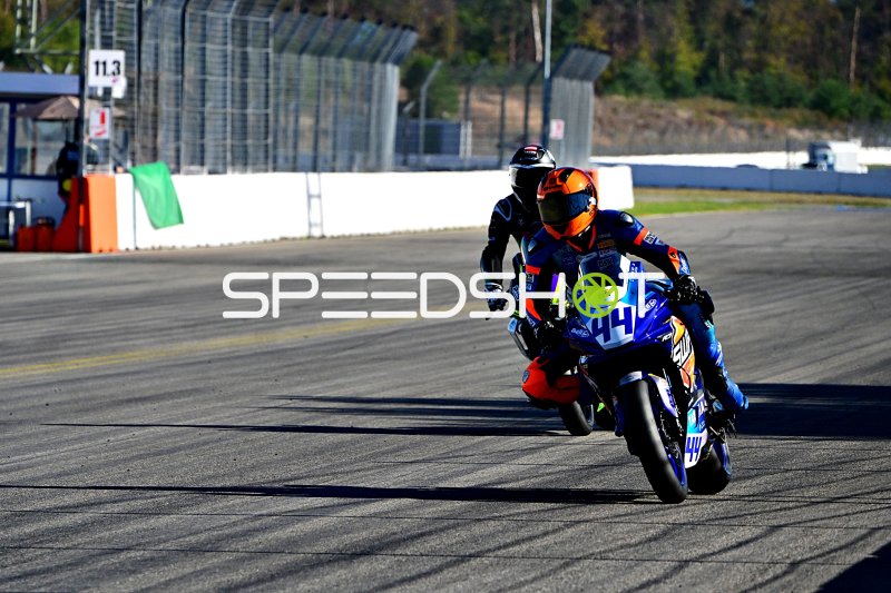 Motorrad #04 in Verfolgungsfahrt auf dem Hockenheimring