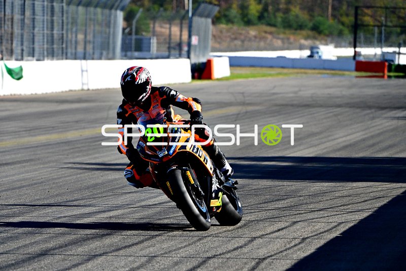 Motorrad #20 in dynamischer Kurvenfahrt auf dem Hockenheimring