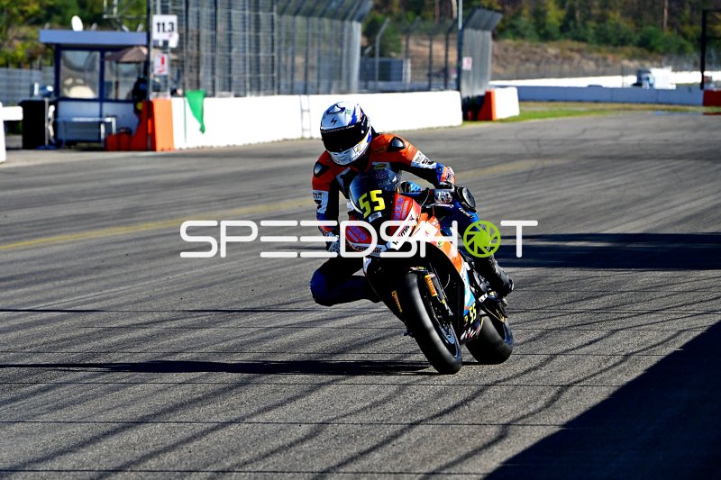 Motorradfahrer #65 in Schräglage auf dem Hockenheimring