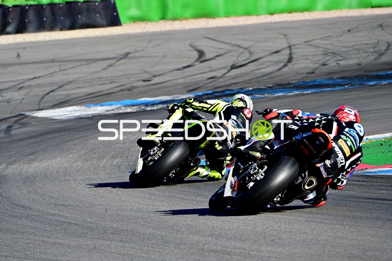 Motorrad-Rennen auf dem Hockenheimring mit intensivem Zweikampf