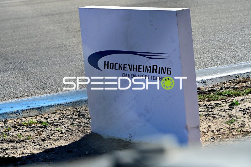 Hockenheimring-Markierungsstein auf der Rennstrecke