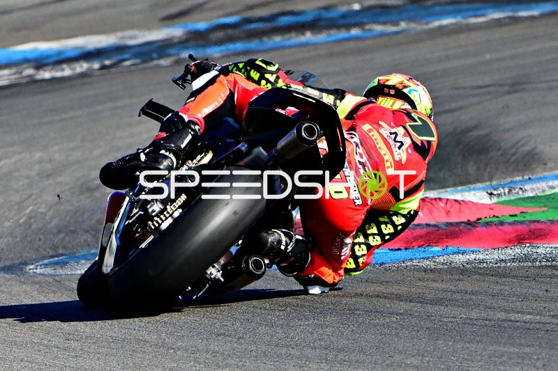 Motorrad-Rennfahrer #6 in Schräglage auf der Rennstrecke Hockenheim