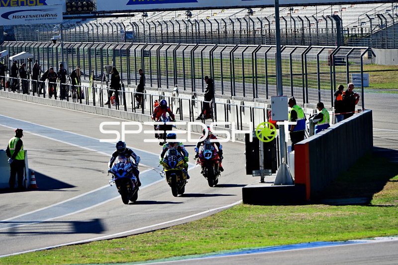 Motorrad-Rennaction auf dem Hockenheimring mit mehreren Fahrern in Kurvenfahrt