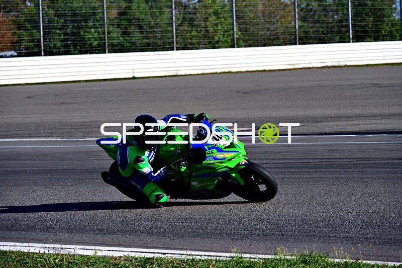 Motorrad in neongrün-blauer Lackierung auf der Rennstrecke Hockenheim