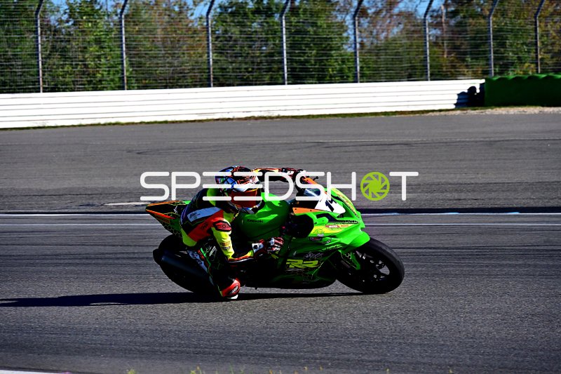 Motorrad-Rennfahrer auf grünem Supersportler in Hockenheim