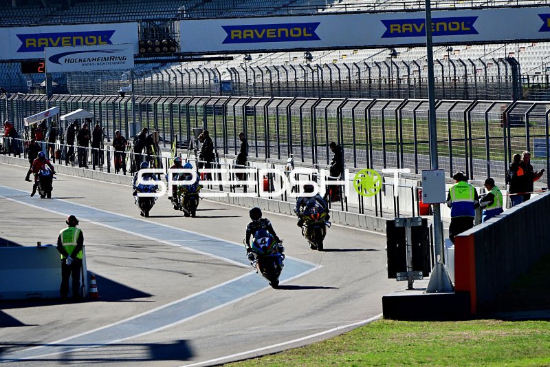 Motorrad-Parade auf dem Hockenheimring mit Sicherheitspersonal