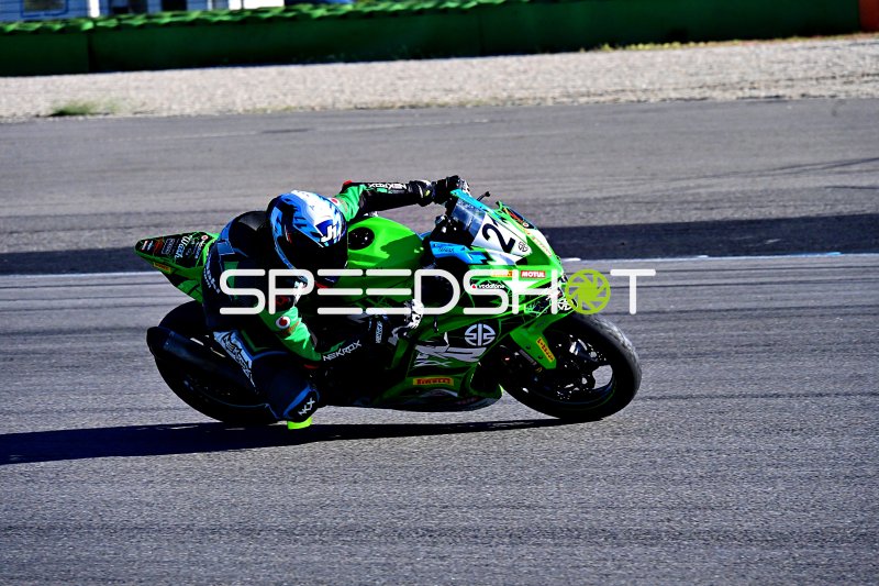 Kawasaki Ninja ZX-10R #92 in aggressiver Schräglage auf Hockenheim
