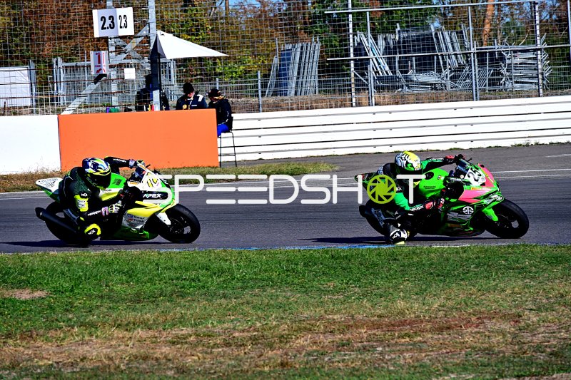 Motorrad-Rennen auf dem Hockenheimring mit zwei Kawasaki Ninja ZX-10R im Zweikampf