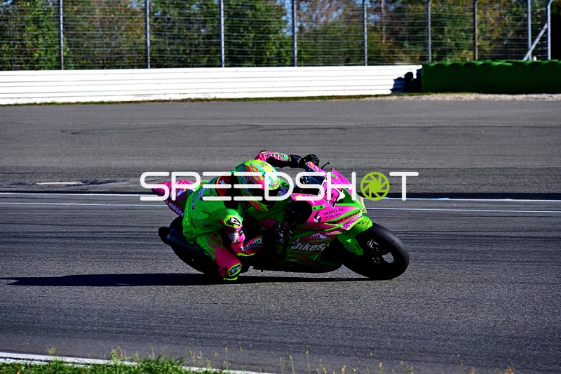 Motorrad in neongrün-magenta Lackierung auf der Rennstrecke Hockenheim