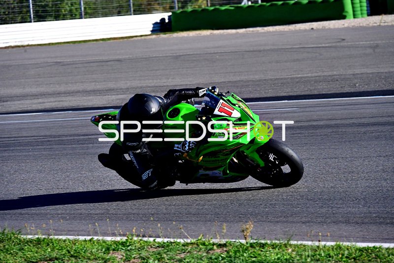 Kawasaki Ninja in Schräglage auf dem Hockenheimring