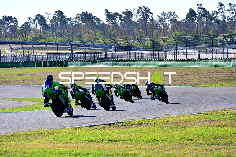 Motorrad-Renngruppe in Kurvenfahrt auf dem Hockenheimring